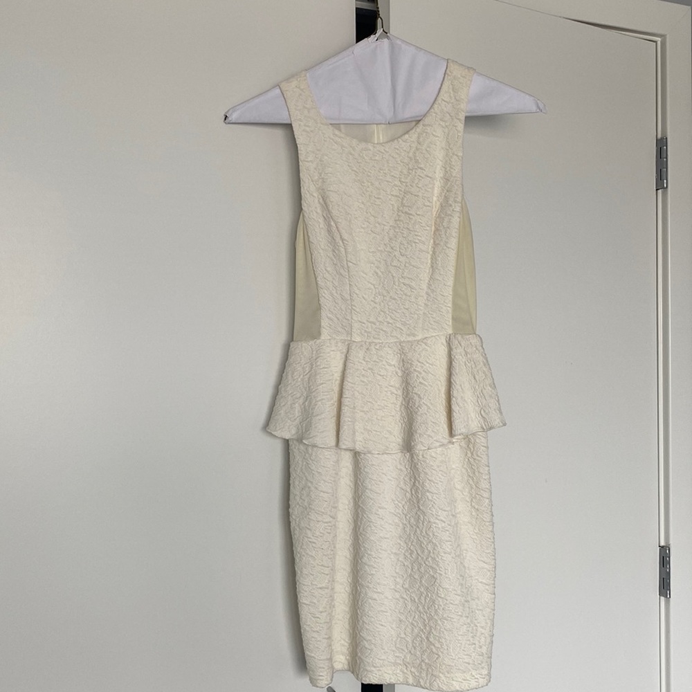 En Créme XS Peplum Dress